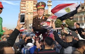 مصريون يشاركون بكثافة في الانتخابات.. هل سيدخل السيسي صناديق الاقتراع؟