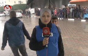موقف لطيف لطفل نازح يحمي مراسلة العالم من المطر