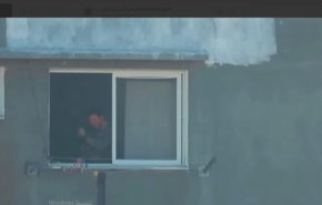شاهد.. عملية قتل قناص اسرائيلي داخل مبنى في غزة