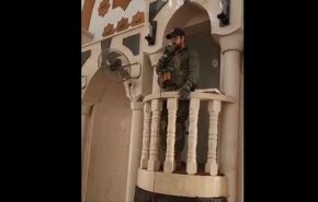 بعد ارتكابهم عدة مجازر بغزة..جنود للاحتلال يدنسون أحد مساجد في جنين