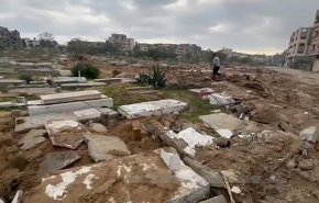 بالفيديو.. الاحتلال يخرج جثامين الموتى بتجريف مقبرة الفالوجة في جباليا