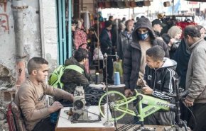 الخياطة في غزة.. عجلة دراجة هوائية بديلة عن الطاقة! (صورة)