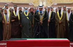 شاهد..امير الكويت يؤدي صلاة الجنازة على جثمان شقيقه الراحل