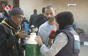 شاهد: هكذا يجمع النازحون بخانيونس مياه الأمطار!