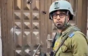 شاهد/ جندي إسرائيلي فوق الأنقاض.. يطرق الباب ويقول ساخرا.. 