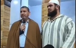 شاهد/ 'أبو عبيدة' يتلقى هدية من الإمام الجزائري صاحب 