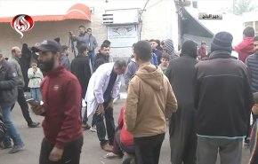 شاهد.. ماذا يفعل هذا الطبيب في ساحات مستشفيات غزة؟