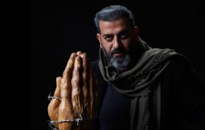 شاهد..فنان فلسطيني يوجه رسالة حية للعالم بطريقة إبداعية ومعبرة!