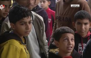 طفل فلسطيني يبكي مدرسته ومراسلة العالم تشاطره البكاء
