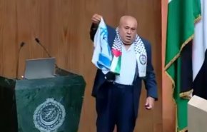 شاهد.. نائب أردني يحرق علم الاحتلال تحت قبة الجامعة العربية 
