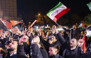 تجمع جماهيري بطهران فجرا بذكرى استشهاد قادة النصر + صور