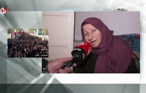  شاهد.. مراسل العالم يواسي والدة الشهيد العاروري في بيتها 