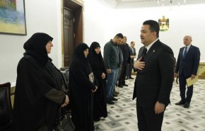 السوداني يستقبل عوائل شهداء جريمة المطار +صور