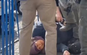 شاهد ما يفعله الاحتلال بحق سيدة فلسطينية + فيديو
