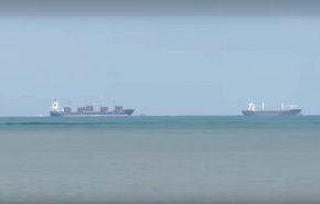 شاهد/ أمريكا تعطل حركة الملاحة في البحر الأحمر