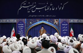 قائد الثورة الإسلامية يستقبل أئمة الجمعة من انحاء البلاد