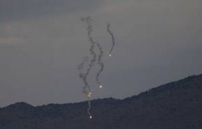 بالفيديو.. الاحتلال يلقي قنابل فوسفورية على جنوب لبنان