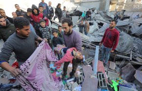 شاهد.. طبيب فلسطيني يبتر قدم ابنته بدون تخدير جراء القصف الصهيوني