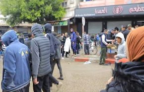 شاهد: اهالي غزة يبيعون ملابسهم ليعيشوا ومنهم يصنع ملابسا من الاكياس!