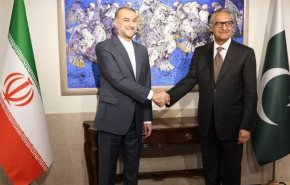 وزير الخارجية الإيراني يلتقي نظيره الباكستاني