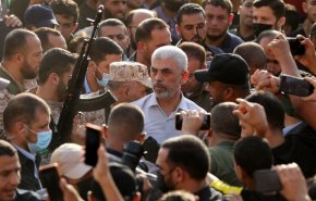 ضابط إسرائيلي وعد زوجته بالتقاط صورة مع جثة السنوار.. وهذا مصيره!