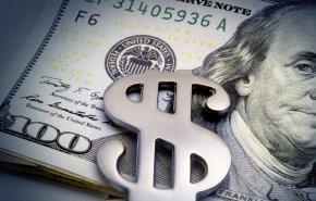 العراق يمنع 8 بنوك محلية من التعامل بالدولار الأمريكي