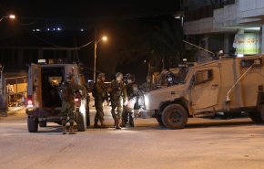 مستوطنون بزي عسكري بدأوا يضعون حواجز في الضفة + فيديو