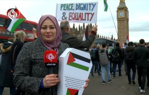 شاهد.. أطباء في لندن يتظاهرون بالأكفان والتوابيت