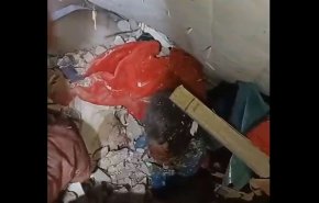 شاهد.. انتشال طفل جريح من تحت الأنقاض في النبطية 