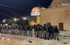 آلاف الفلسطينيين يشدون الرحال إلى المسجد الأقصى وسط حصار الإحتلال