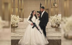 شاهد.. اسرائيليان يحملان اسلحة بليلة زفافهما وبرلماني اسباني: انه مجتمع مريض بالكراهية!