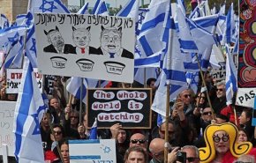 القدس.. متظاهرون يحاصرون منزل نتنياهو ويطالبون بإقالته
