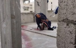 شاهد ما يفعله فلسطيني بجثمان شهيد من غزة + فيديو
