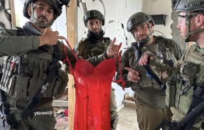 شاهد.. جندي صهيوني يسرق حذاء في غـزة ويقدمه لخطيبته!