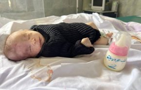 شاهد/رضيعة غزية صارعت الموت حتى وصول جرعة الحليب..فهل نجت؟