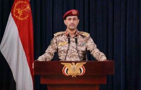 القوات المسلحة اليمنية تستهدف مدمرتين حربيتين أمريكيتين في البحر الأحمر
