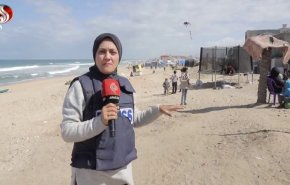 أطفال فلسطينيون نازحون يلجؤون إلى البحر تخفيفا لمعاناتهم جراء الحرب