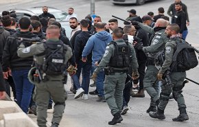 اعتداء على مصلين في باب الأسباط بالقدس المحتلة وإعقال اثنين منهم