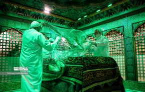 بالصور.. مراسم إزالة الغبار عن ضریح الإمام الرضا (ع)