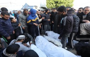 بالصور.. طفل مصاب يرى والده بين المصابين بقصف الاحتلال شرق غزة 