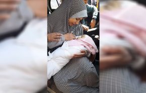 شاهد.. فلسطينية تودع رضيعتها اثر ارتقائها بمجازر الاحتلال في غزة