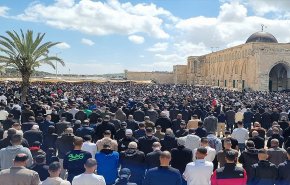 شاهد.. 120 ألفا يؤدون صلاة الجمعة الثانية بـ'الأقصى' 

