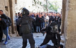 رغم قيود الاحتلال.. آلاف الفلسطينيين يتوافدون على الأقصى لاداء صلاة الجمعة
