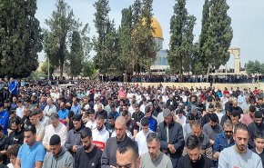 125 ألفا يؤدون صلاة الجمعة الثالثة لشهر رمضان المبارك بالأقصى +فيديو