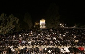 الآلاف يؤدون صلاتي العشاء والتراويح في المسجد الأقصى + فيديو