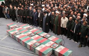 قائد الثورة يصلي على جثامين شهداء 