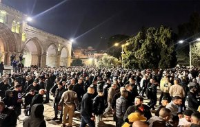 65 ألف مصلٍّ يؤدون صلاة فجر آخر جمعة لشهر رمضان بالاقصى