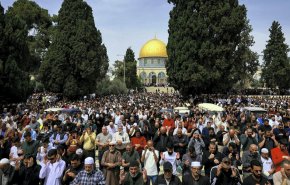 نحو 120 ألف مصل يؤدون صلاة الجمعة بالمسجد الاقصى المبارك