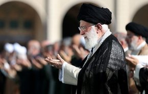 صلاة عيد الفطر السعيد تقام بإمامة قائد الثورة الاسلامية