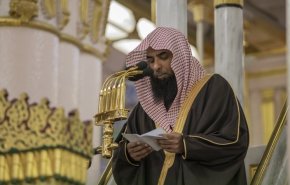 شاهد ..خطيب المسجد النبوي يتجاهل غزة ويحذر من 'المظاهرات'..